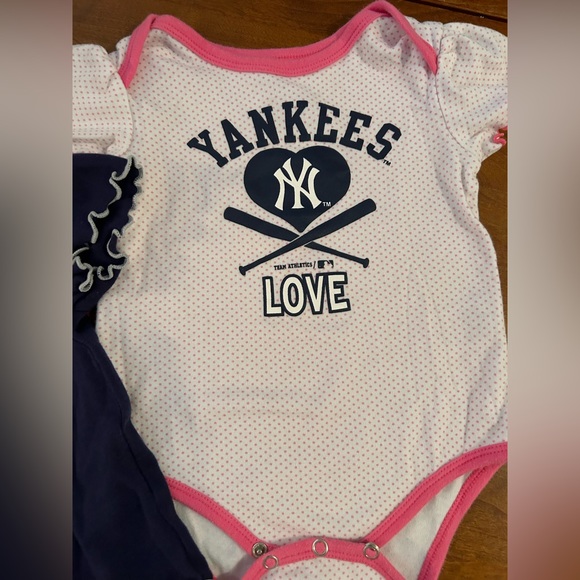 2 Genuine Merchandise Team Athletics New York Yankees onesies 18mos - Picture 2 of 8